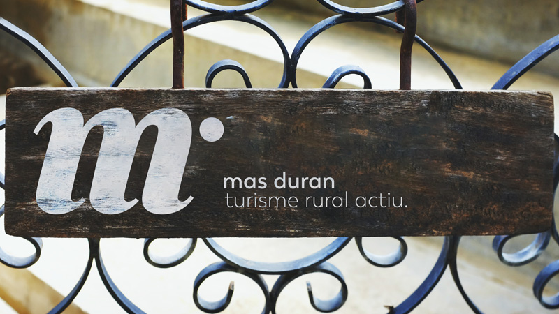 Rotulo-puerta Diseño gráfico de señalizacion para alojamiento de turismo rural